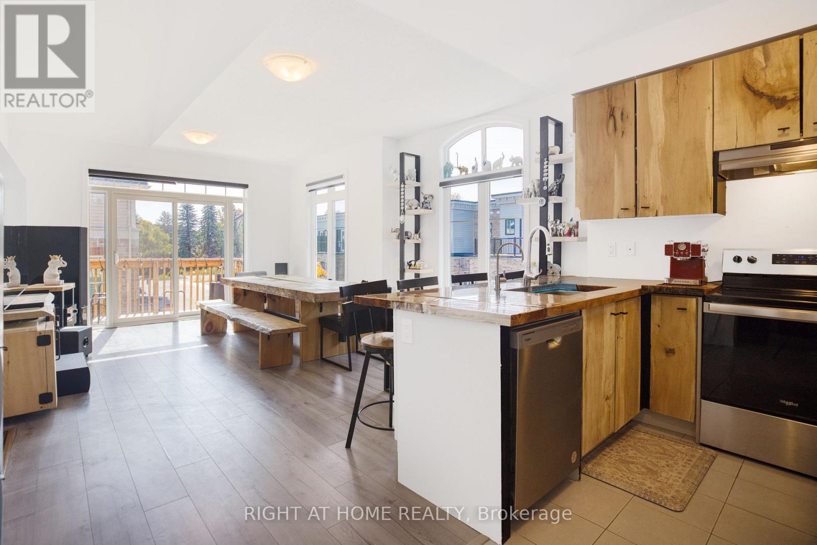 21 Lyall Stokes Circle, East Gwillimbury, Ontario  L0G 1M0 - Photo 14 - N12425282
