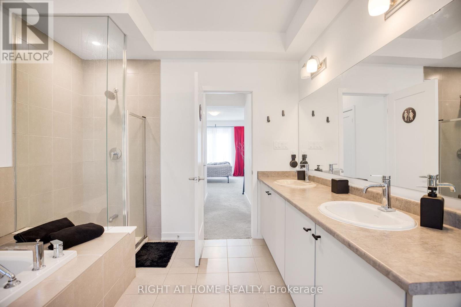 21 Lyall Stokes Circle, East Gwillimbury, Ontario  L0G 1M0 - Photo 17 - N12425282