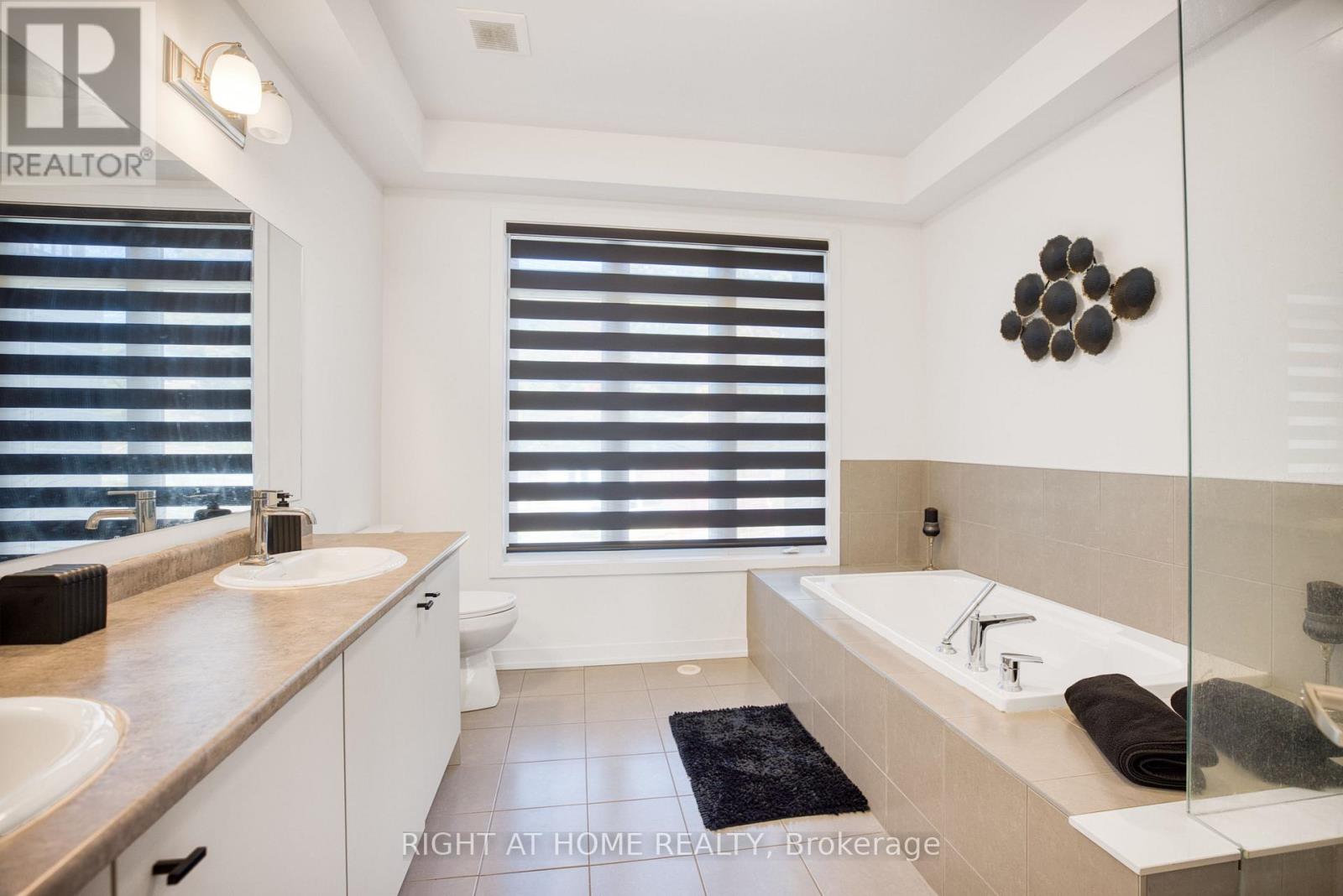 21 Lyall Stokes Circle, East Gwillimbury, Ontario  L0G 1M0 - Photo 18 - N12425282