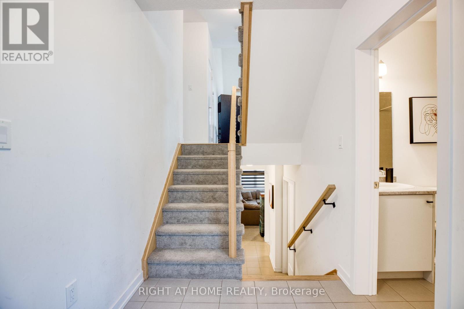 21 Lyall Stokes Circle, East Gwillimbury, Ontario  L0G 1M0 - Photo 8 - N12425282