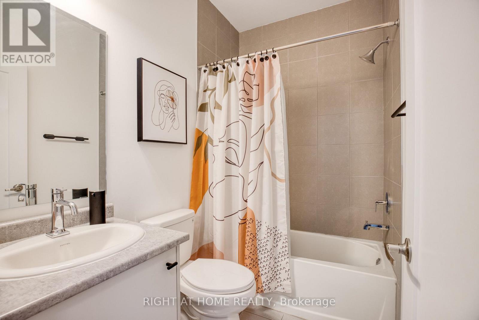 21 Lyall Stokes Circle, East Gwillimbury, Ontario  L0G 1M0 - Photo 9 - N12425282