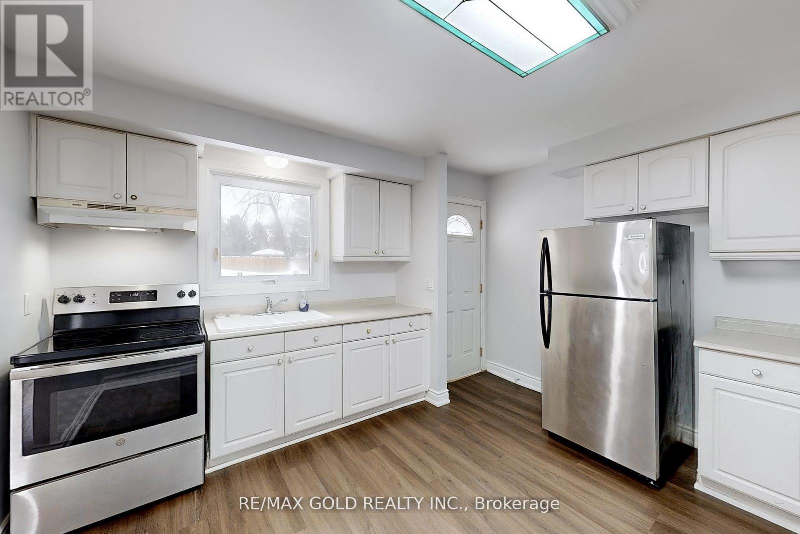 Main - 205 Cherry Court, Barrie, Ontario  L4N 4A5 - Photo 7 - S12373523