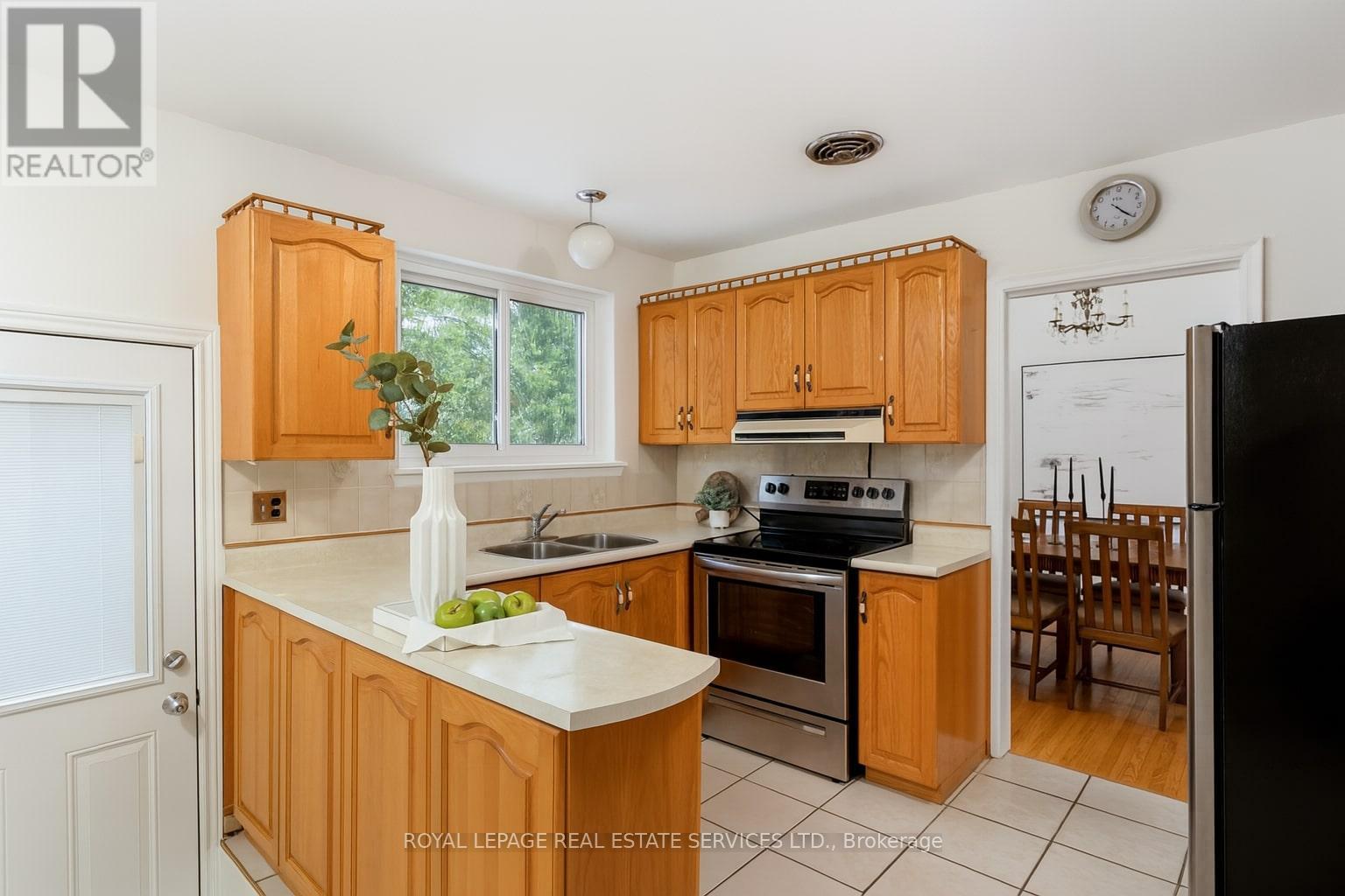 1106 Falgarwood Drive, Oakville, Ontario  L6H 1N9 - Photo 15 - W12398379
