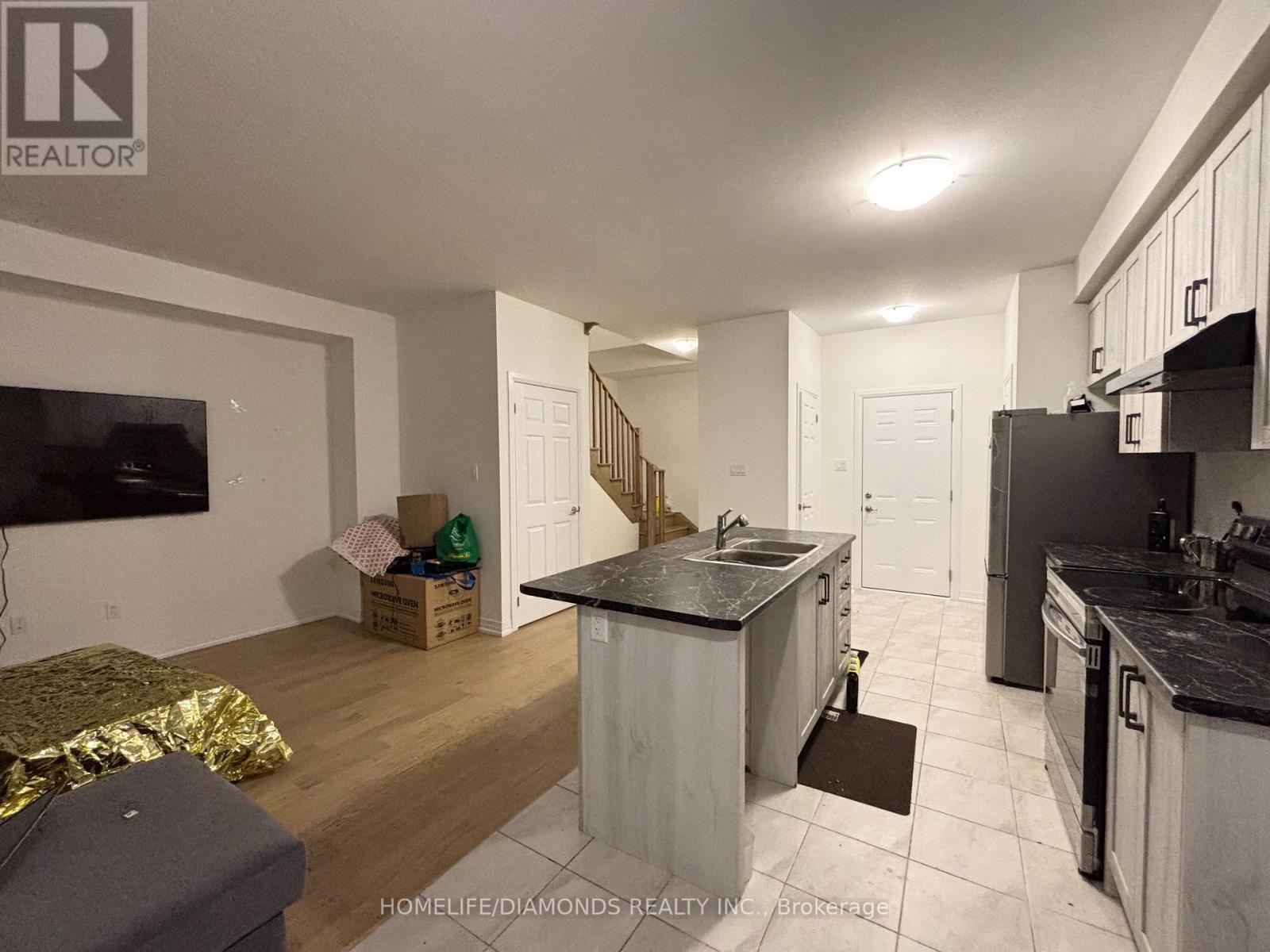 112 Brighton Lane, Thorold, Ontario  L2V 0N7 - Photo 3 - X12409078