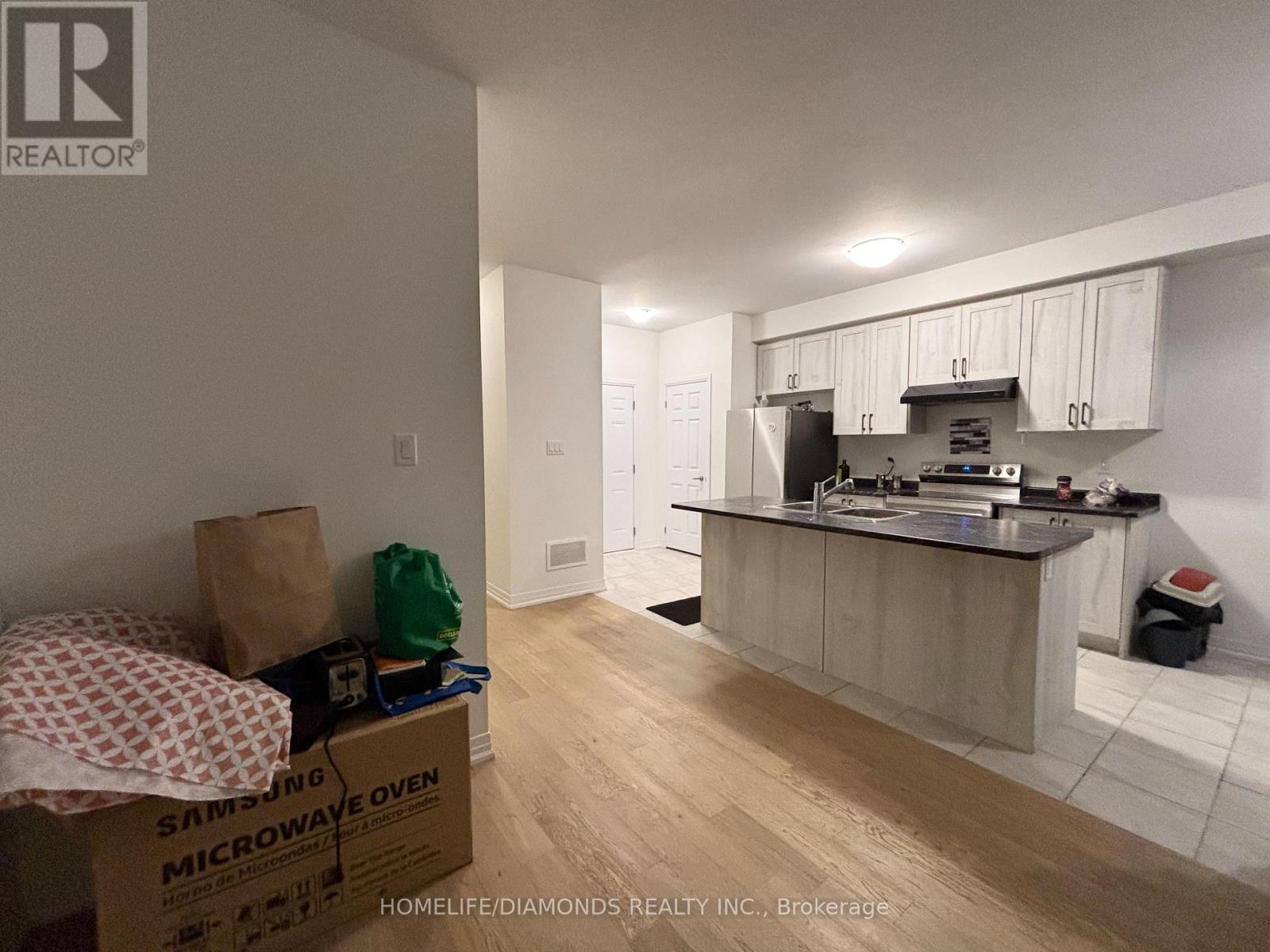 112 Brighton Lane, Thorold, Ontario  L2V 0N7 - Photo 4 - X12409078