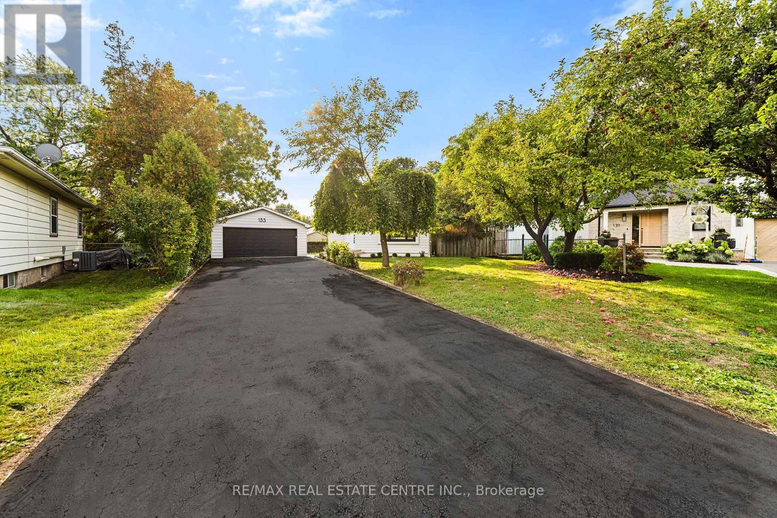 133 Inglewood Drive, Oakville, Ontario  L6K 1W8 - Photo 2 - W12426157