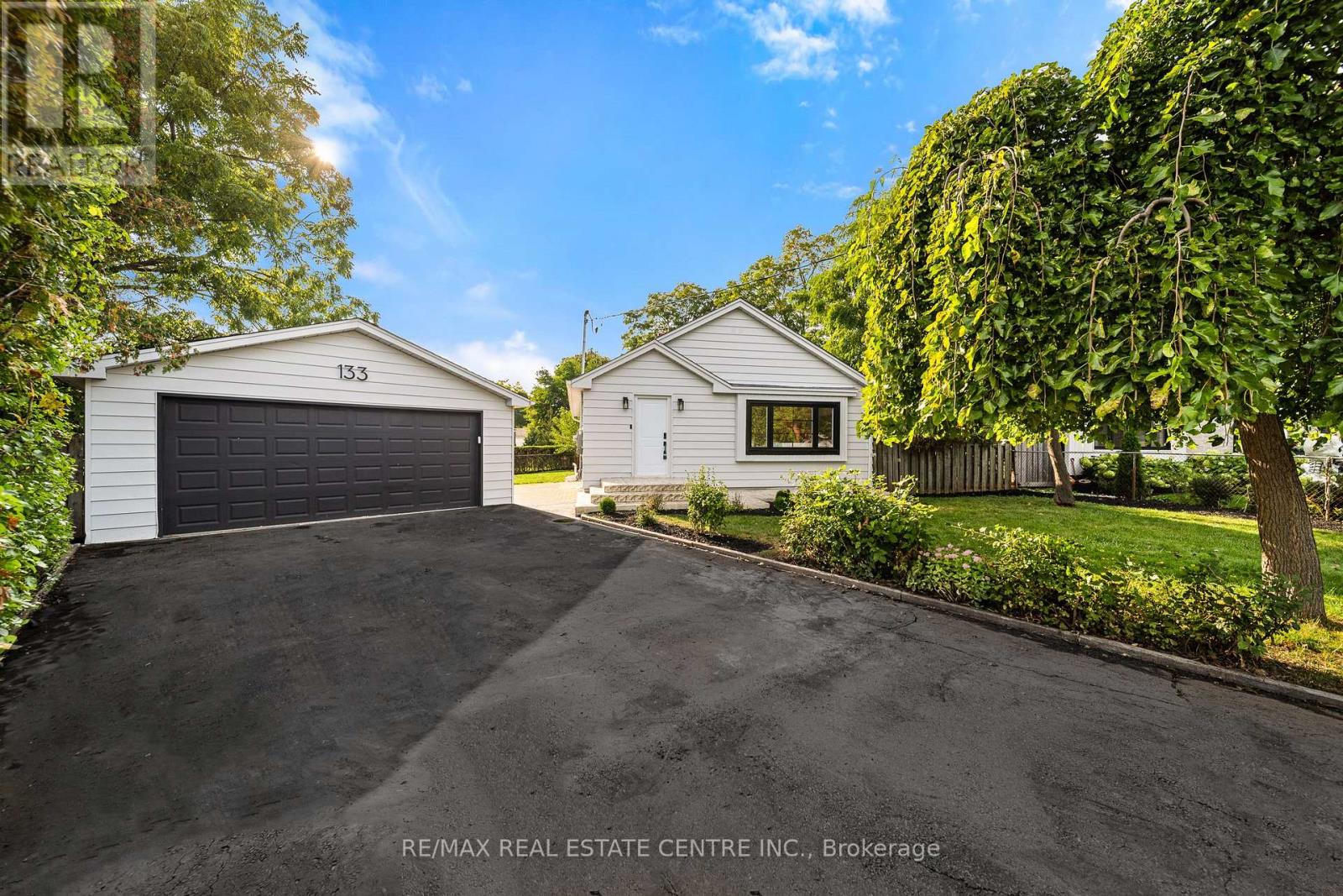 133 Inglewood Drive, Oakville, Ontario  L6K 1W8 - Photo 3 - W12426157