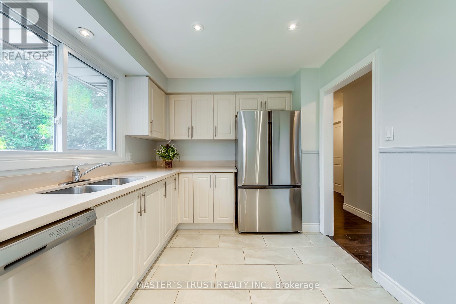 247 Kenwood Avenue, Burlington, Ontario  L7L 4L9 - Photo 15 - W12426183