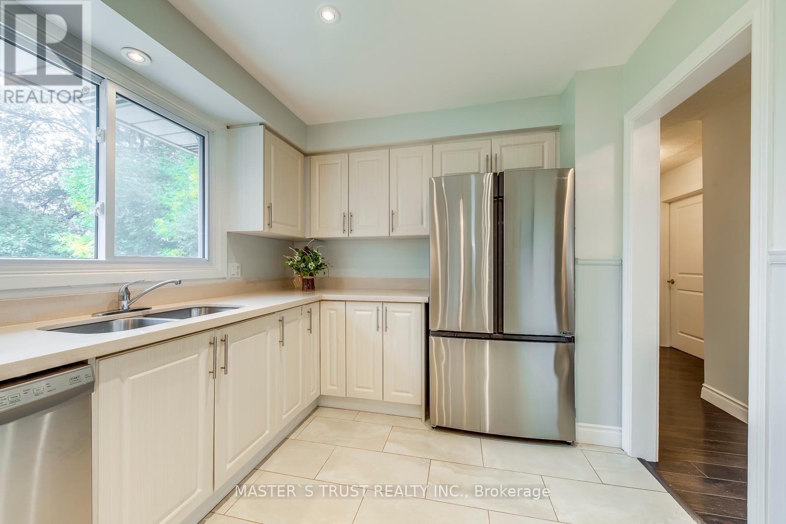 247 Kenwood Avenue, Burlington, Ontario  L7L 4L9 - Photo 18 - W12426183