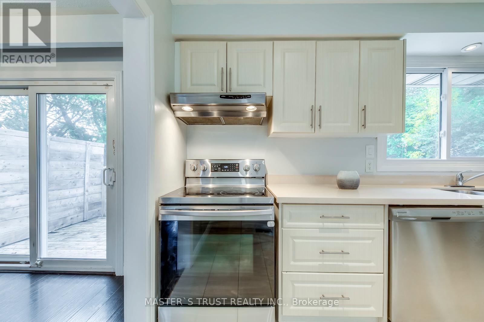 247 Kenwood Avenue, Burlington, Ontario  L7L 4L9 - Photo 21 - W12426183