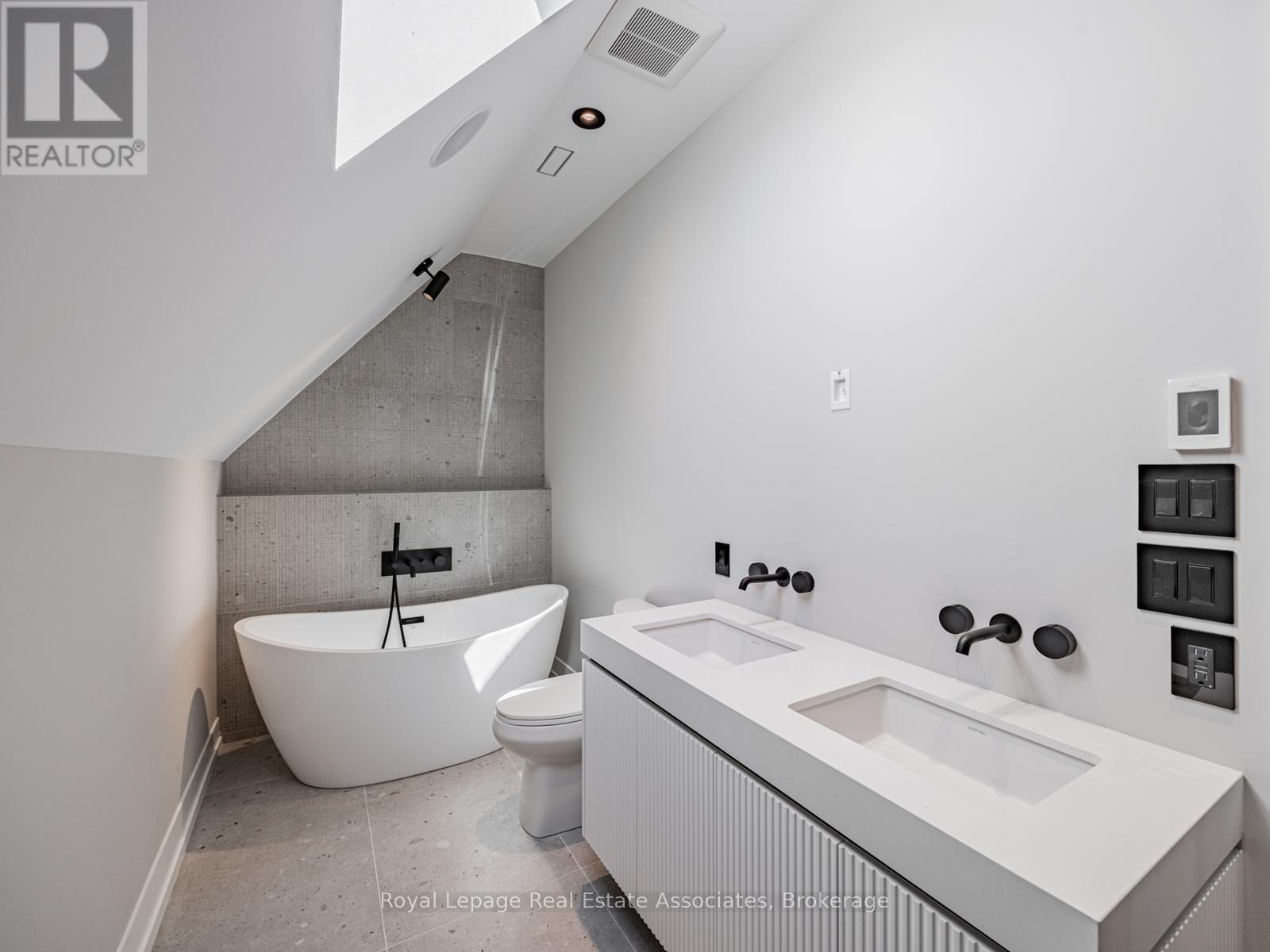 953 Halliday Avenue, Mississauga, Ontario  L5E 1P4 - Photo 19 - W12426206