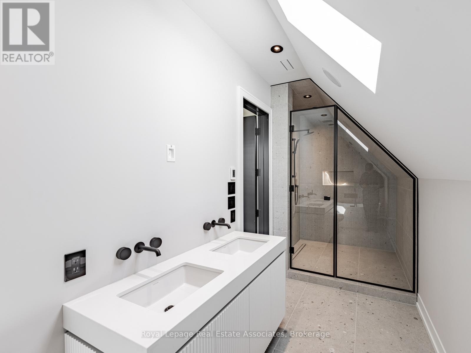 953 Halliday Avenue, Mississauga, Ontario  L5E 1P4 - Photo 20 - W12426206
