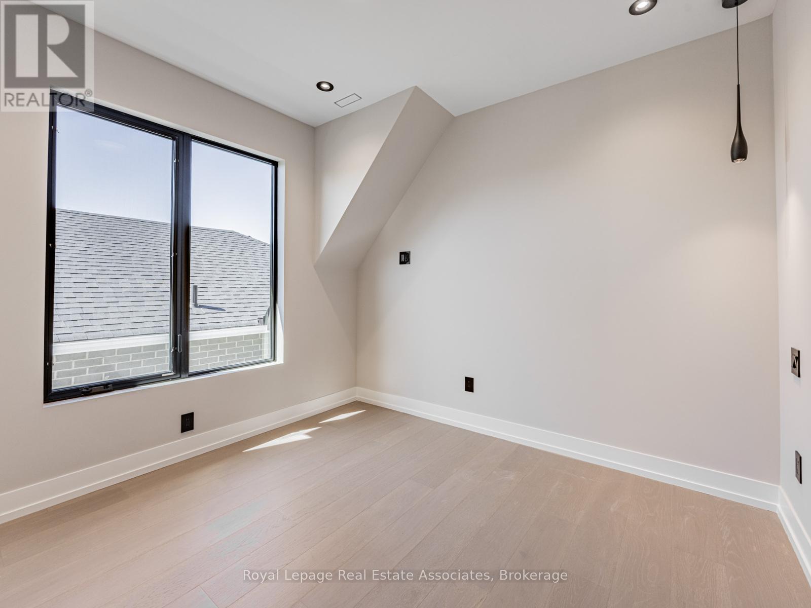 953 Halliday Avenue, Mississauga, Ontario  L5E 1P4 - Photo 22 - W12426206