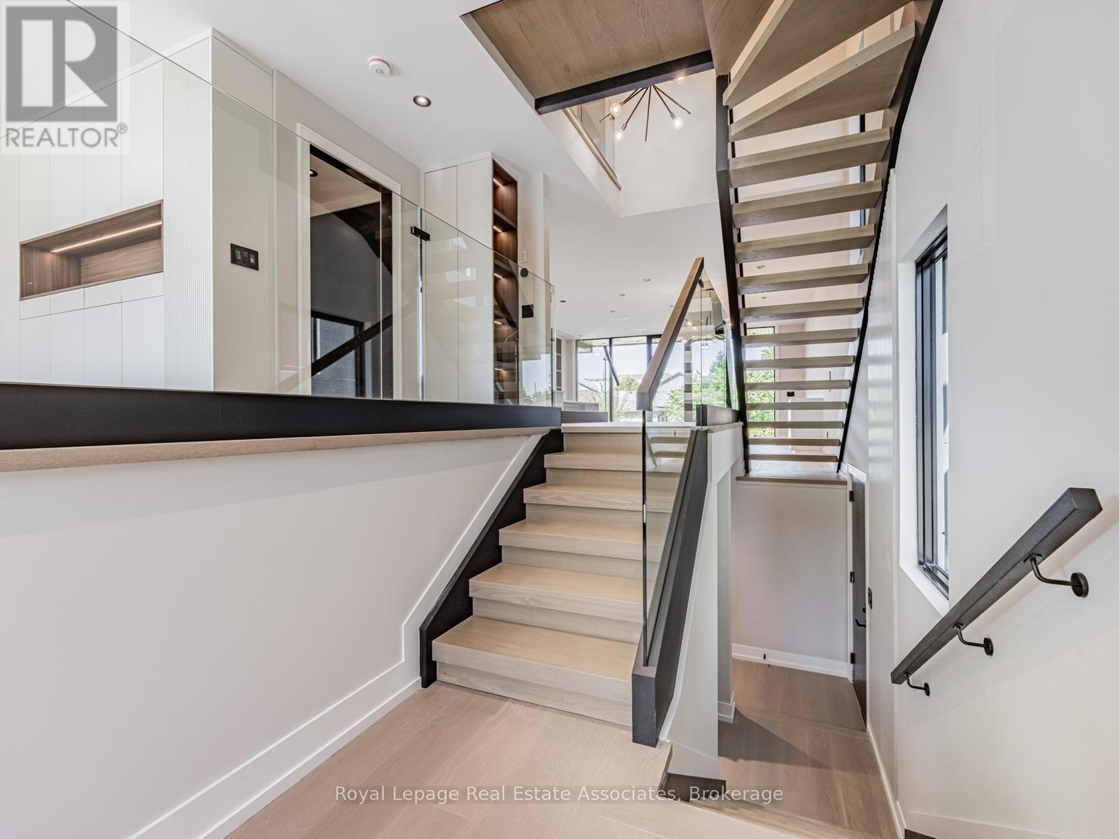 953 Halliday Avenue, Mississauga, Ontario  L5E 1P4 - Photo 4 - W12426206