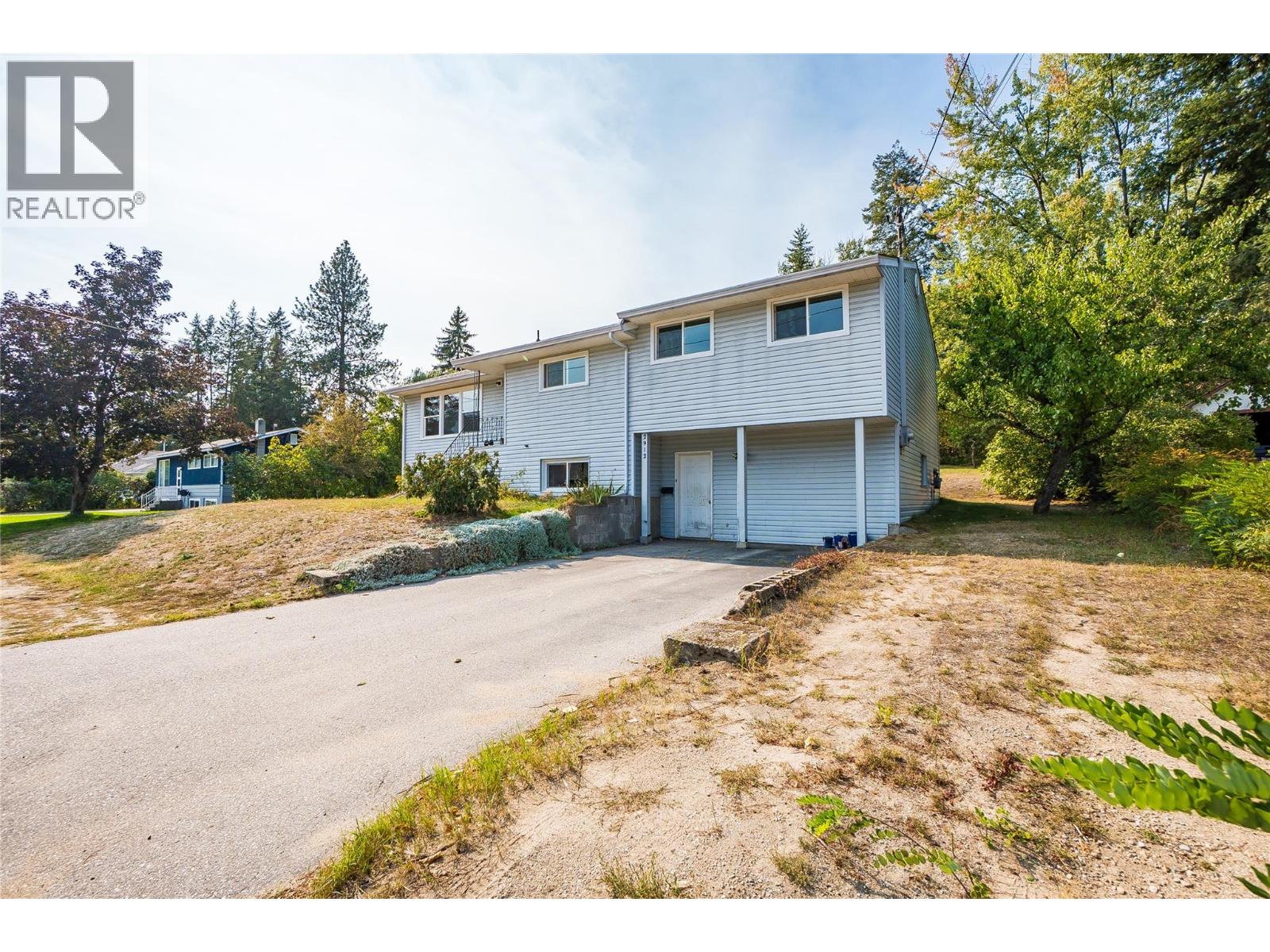 2912 5th Avenue, Castlegar, British Columbia  V1N 2T8 - Photo 1 - 10364104