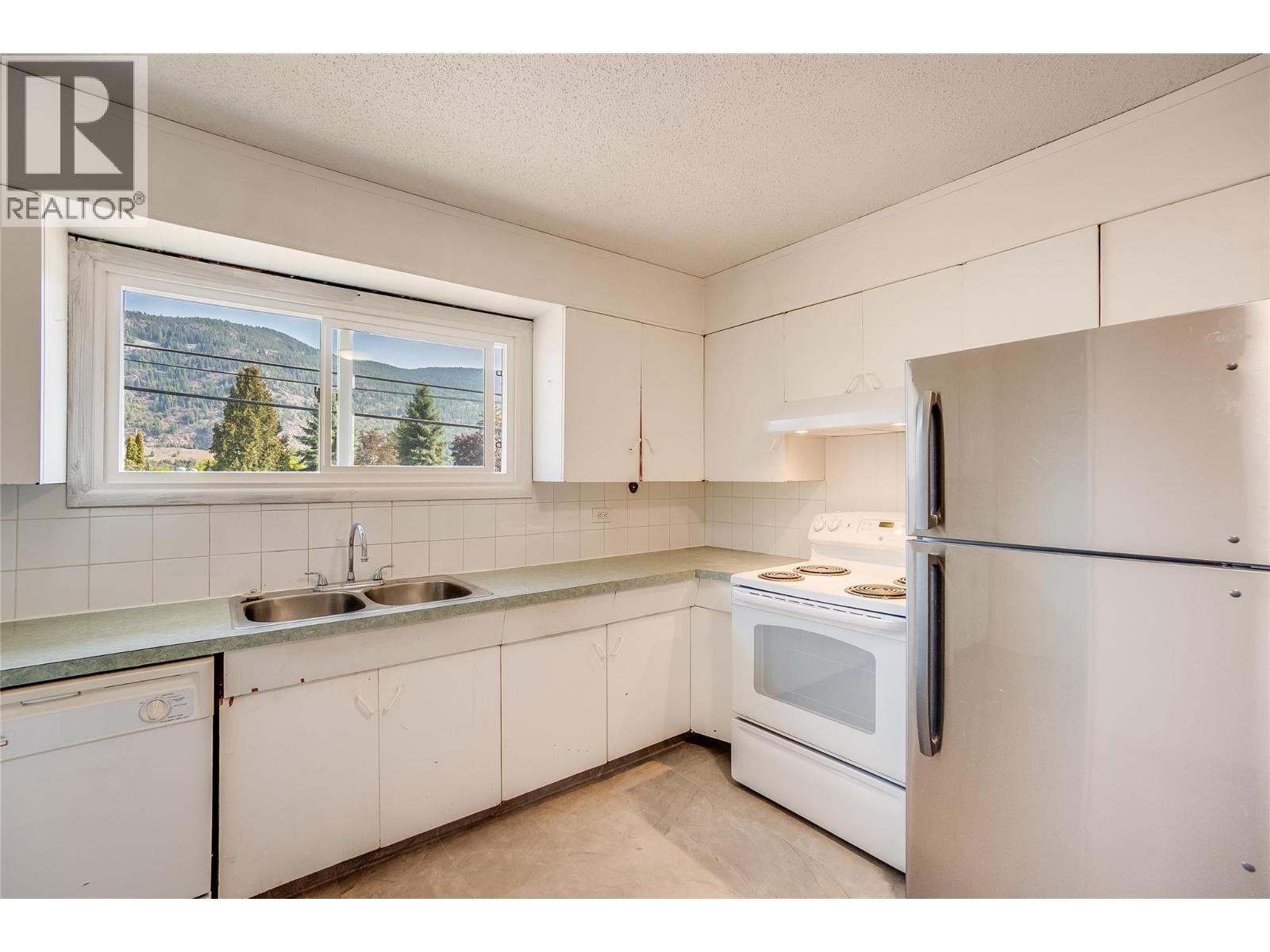 2912 5th Avenue, Castlegar, British Columbia  V1N 2T8 - Photo 11 - 10364104