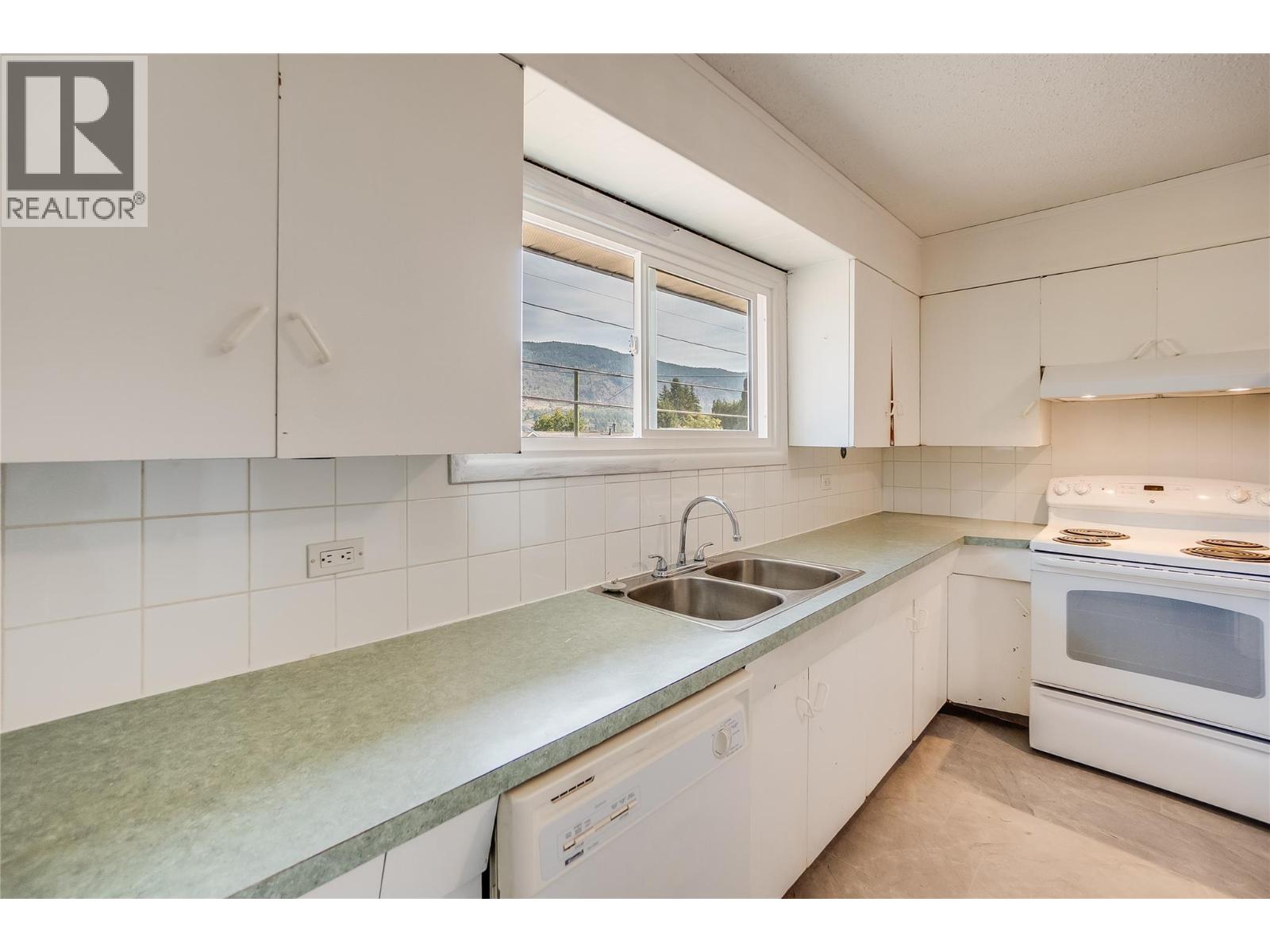 2912 5th Avenue, Castlegar, British Columbia  V1N 2T8 - Photo 13 - 10364104