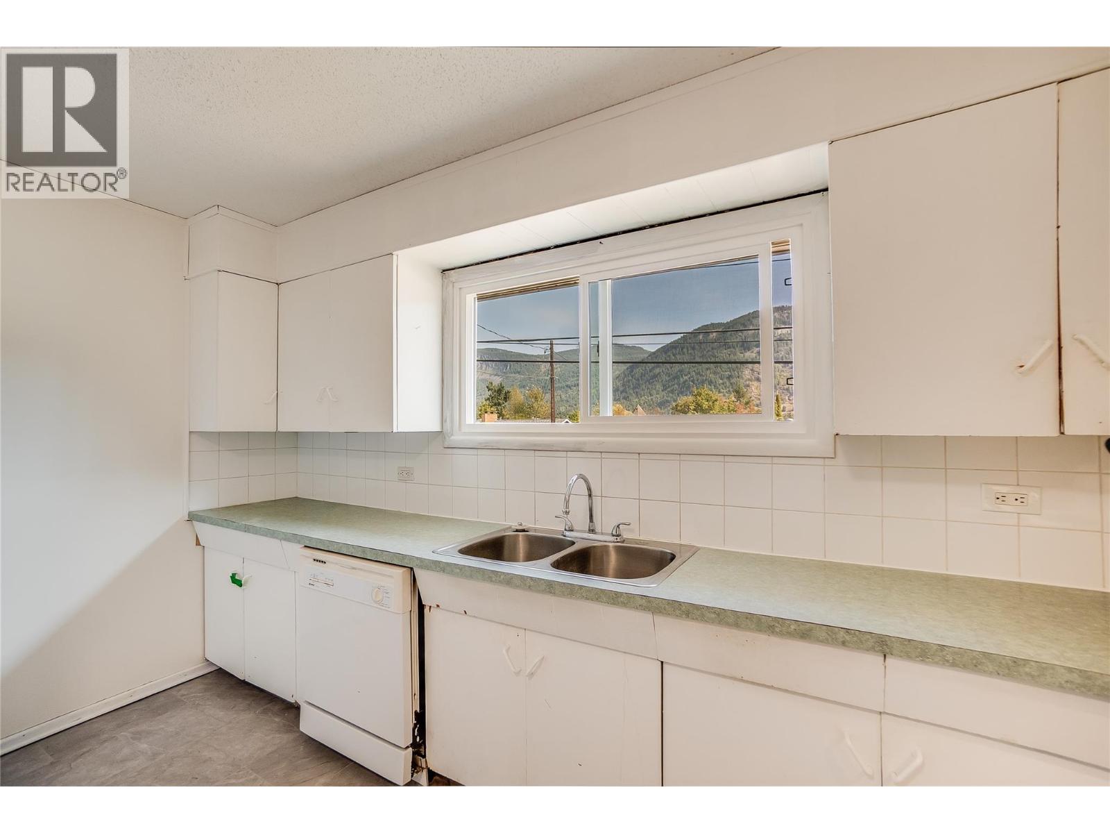 2912 5th Avenue, Castlegar, British Columbia  V1N 2T8 - Photo 14 - 10364104
