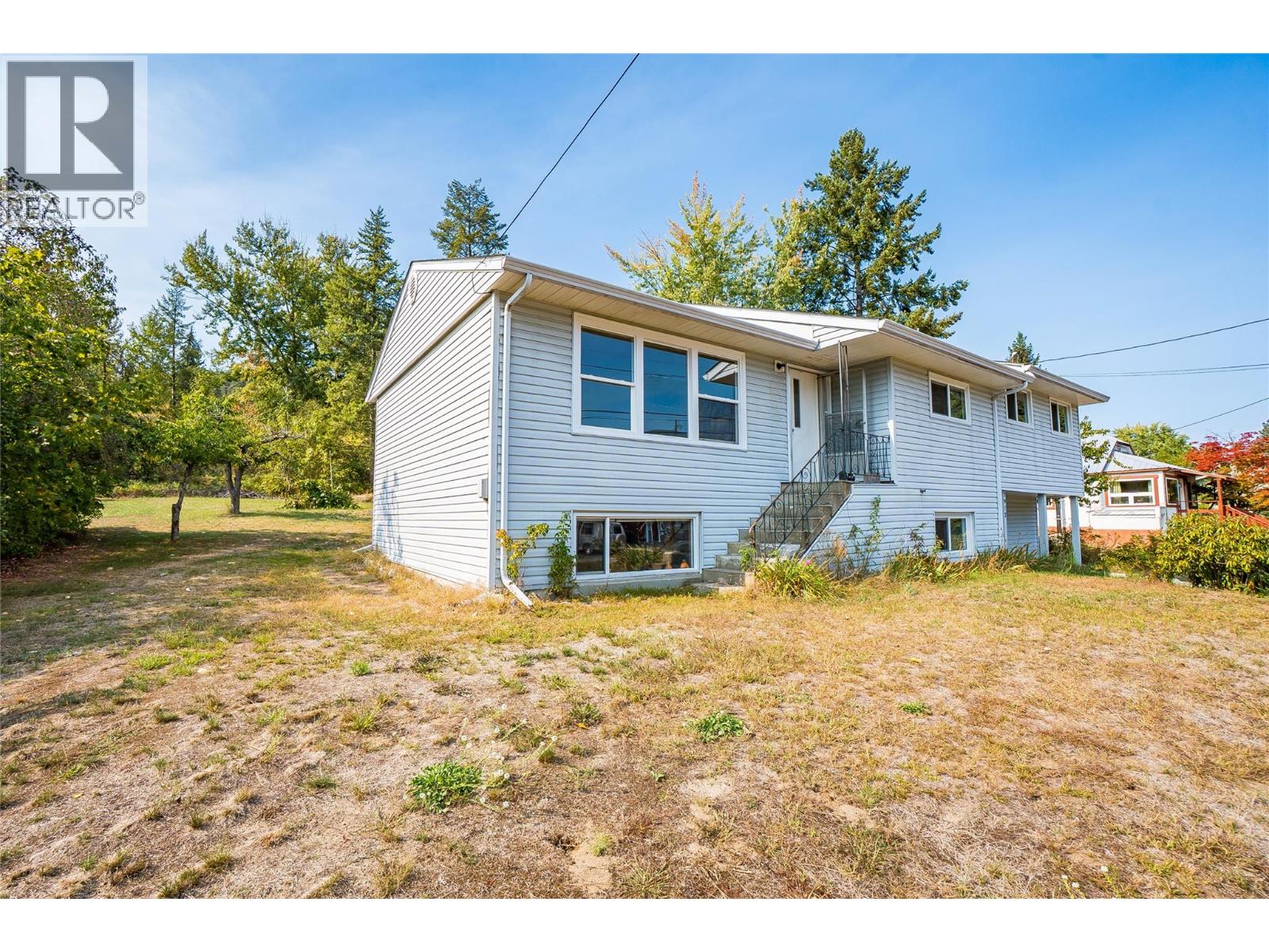 2912 5th Avenue, Castlegar, British Columbia  V1N 2T8 - Photo 2 - 10364104