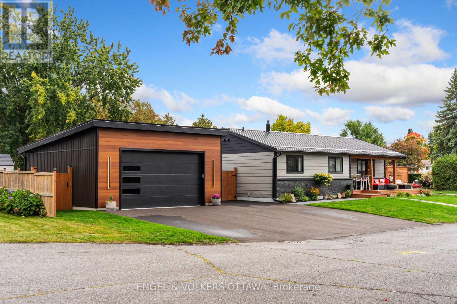2 Davies Court, Ottawa, Ontario  K2L 1L6 - Photo 2 - X12426417