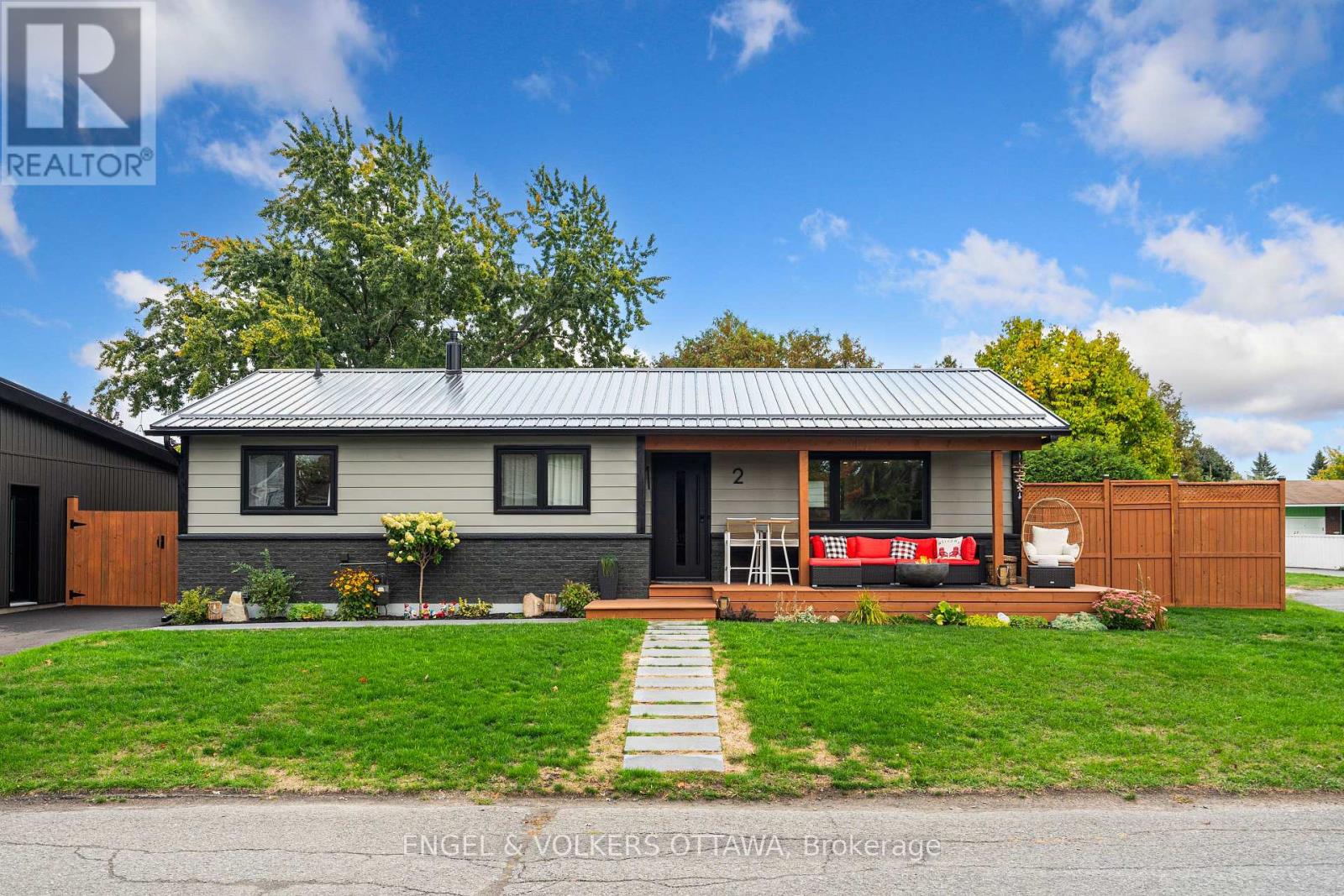 2 Davies Court, Ottawa, Ontario  K2L 1L6 - Photo 3 - X12426417