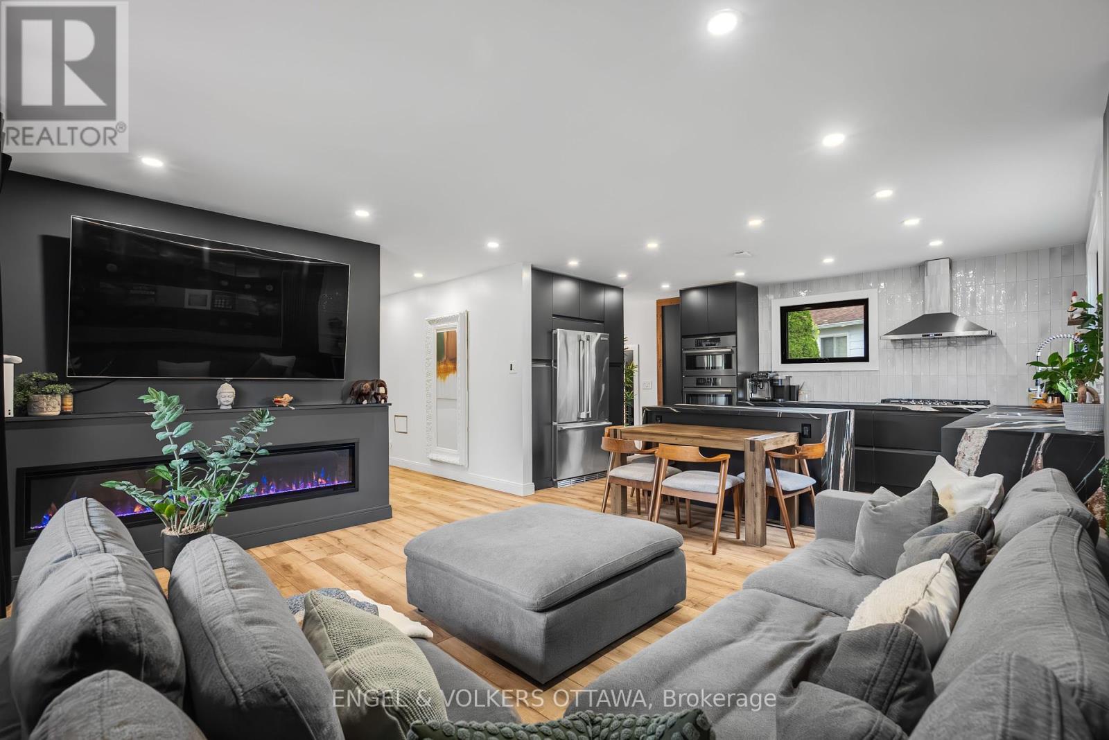 2 Davies Court, Ottawa, Ontario  K2L 1L6 - Photo 8 - X12426417