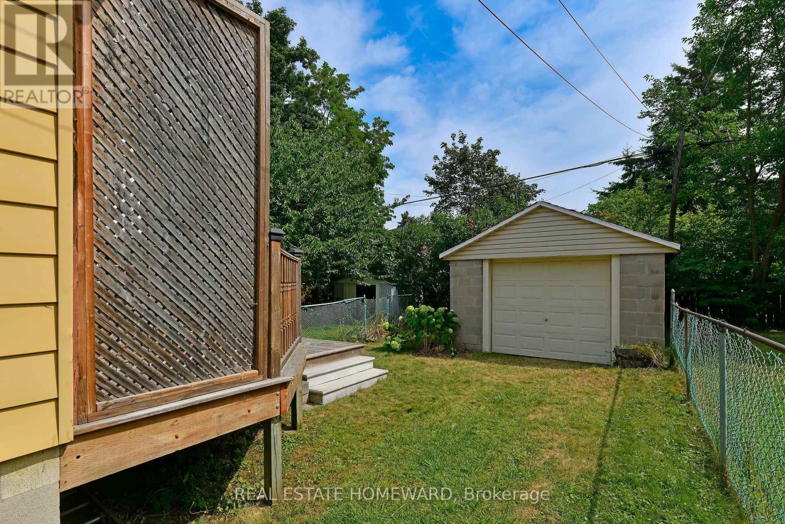 295 Chisholm Avenue, Toronto, Ontario  M4C 4W5 - Photo 14 - E12426377