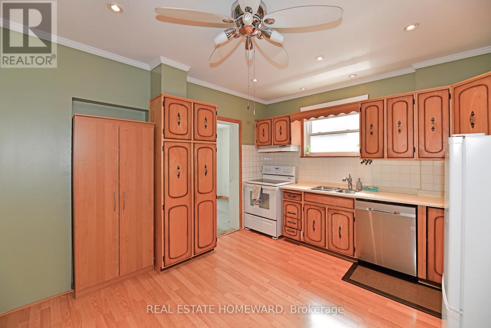 295 Chisholm Avenue, Toronto, Ontario  M4C 4W5 - Photo 5 - E12426377