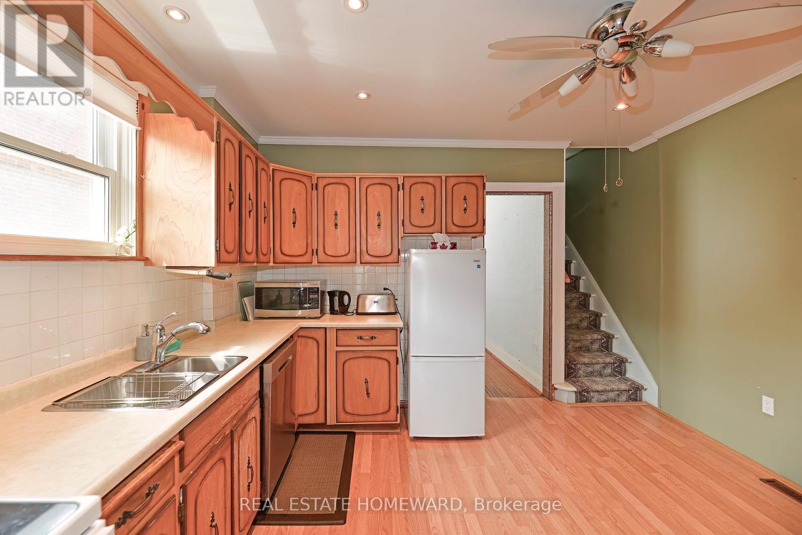 295 Chisholm Avenue, Toronto, Ontario  M4C 4W5 - Photo 6 - E12426377