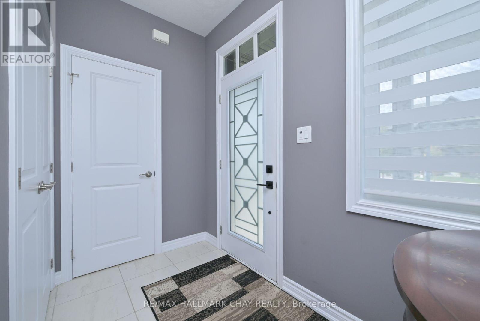 121 Strachan Trail, New Tecumseth, Ontario  L0G 1A0 - Photo 3 - N12426258