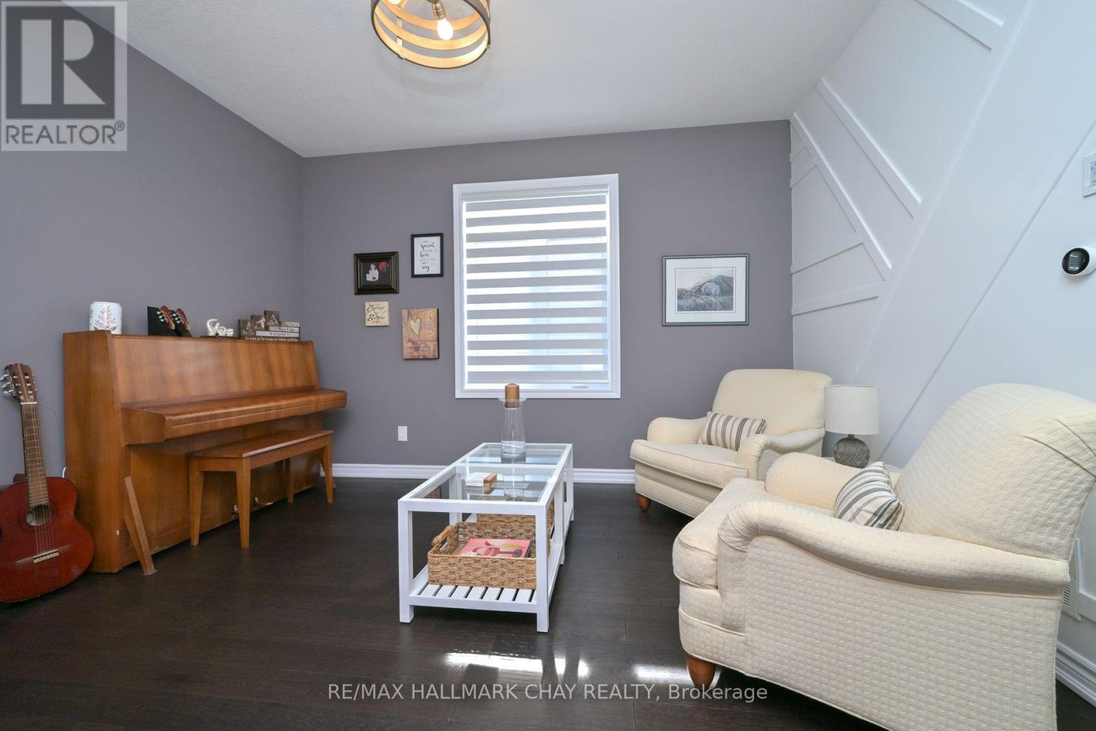 121 Strachan Trail, New Tecumseth, Ontario  L0G 1A0 - Photo 5 - N12426258