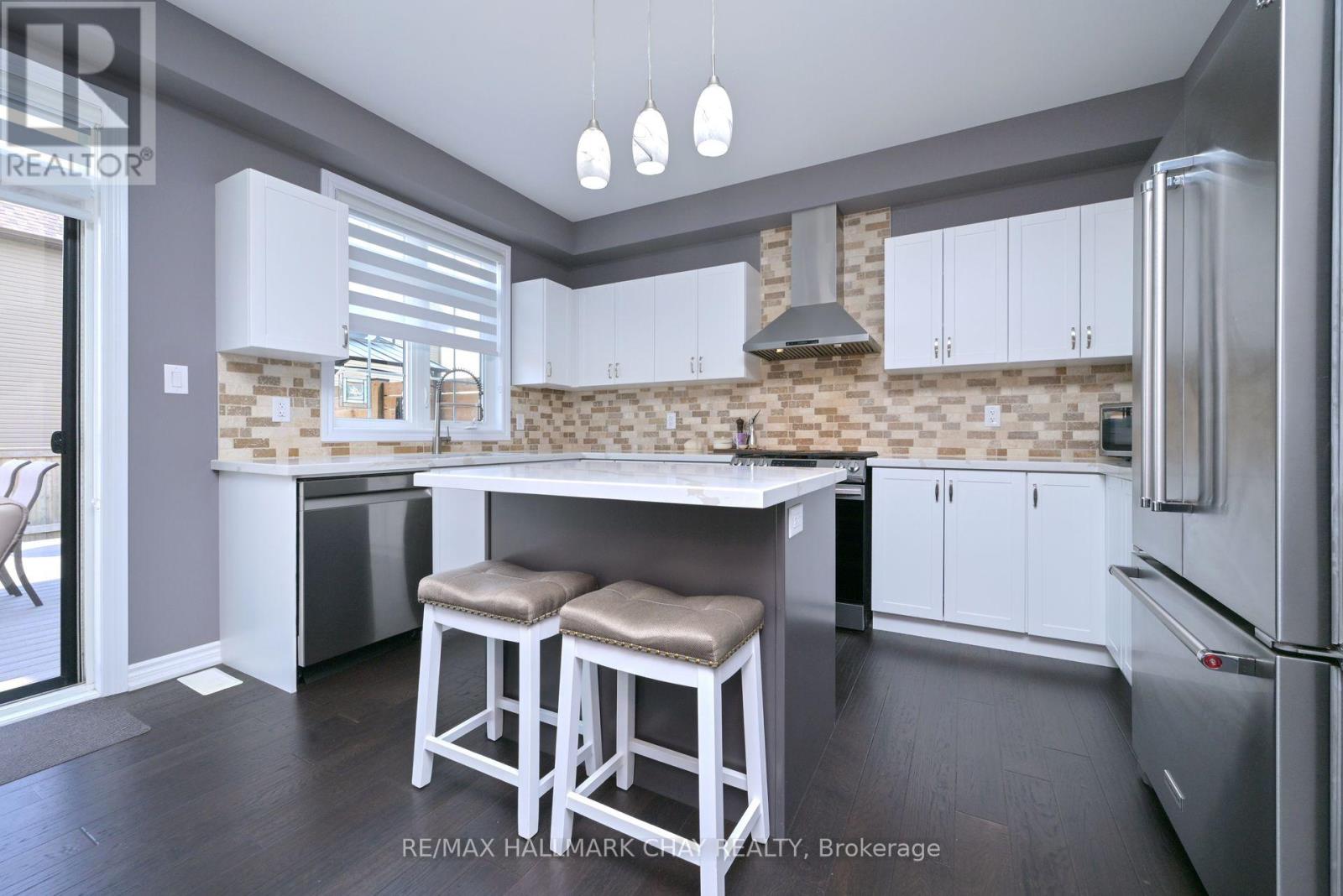 121 Strachan Trail, New Tecumseth, Ontario  L0G 1A0 - Photo 9 - N12426258