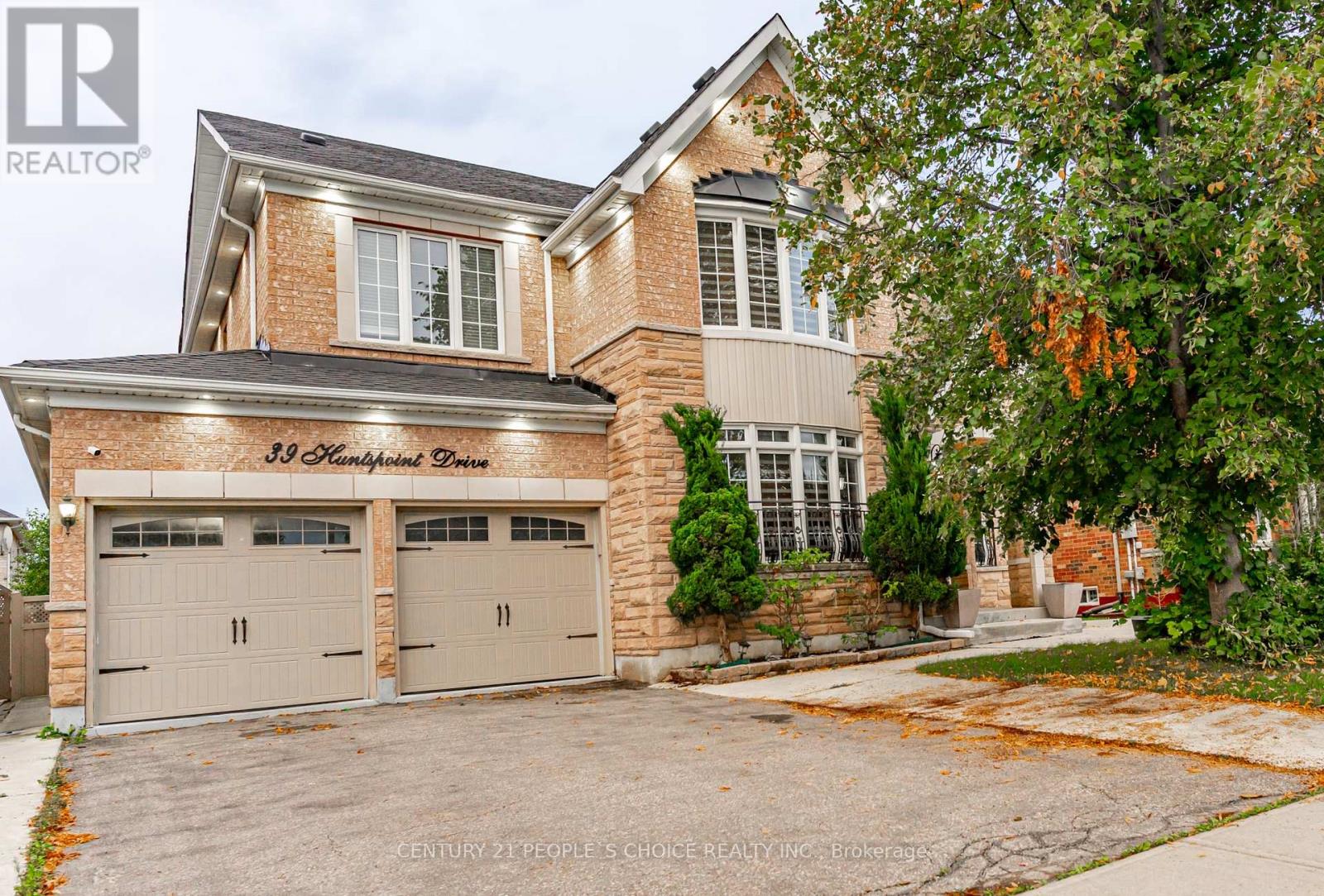 39 Huntspoint Drive, Brampton, Ontario  L6P 2E9 - Photo 2 - W12426244