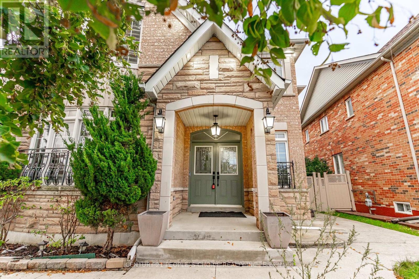 39 Huntspoint Drive, Brampton, Ontario  L6P 2E9 - Photo 3 - W12426244