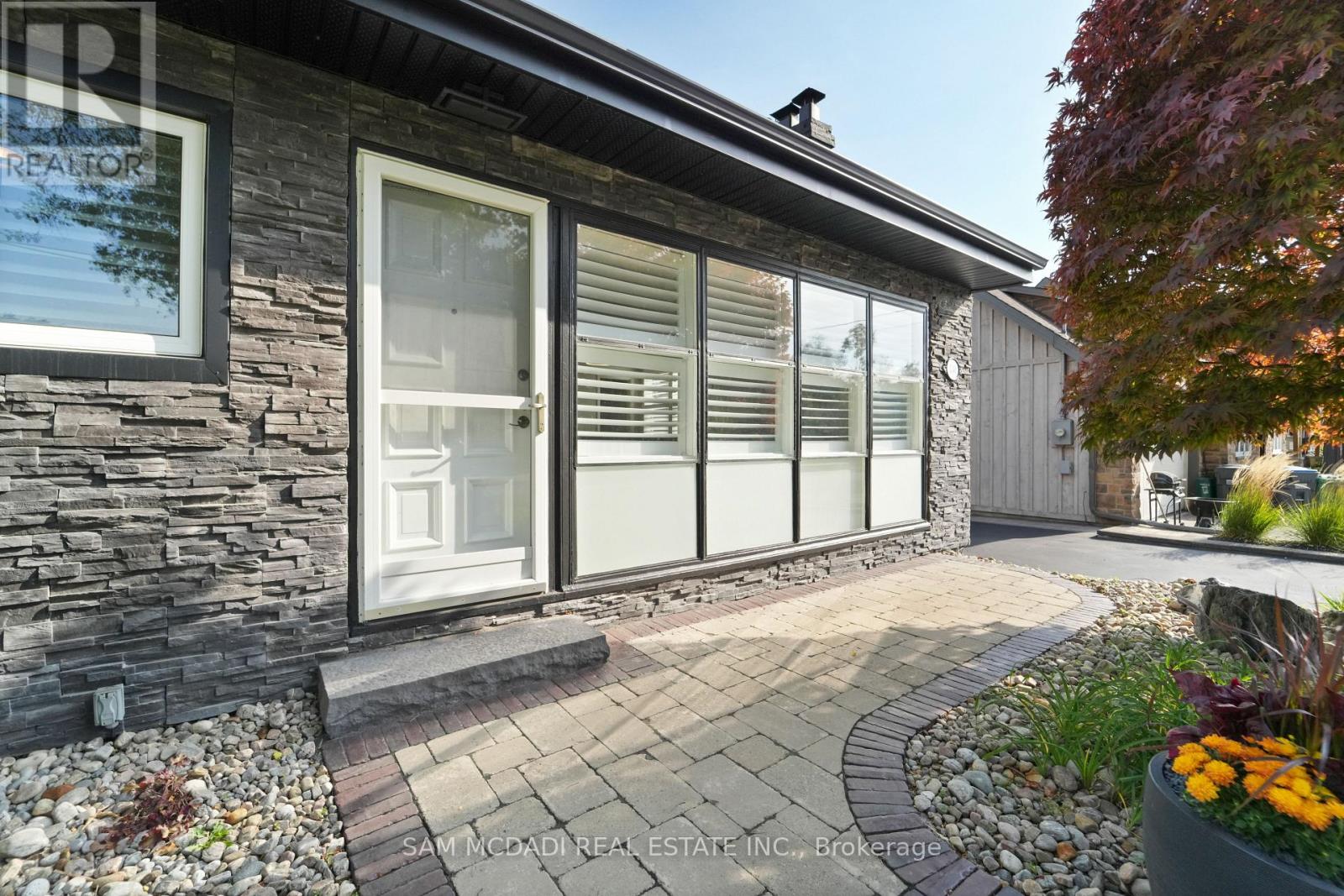 1140 Halliday Avenue, Mississauga, Ontario  L5E 1P9 - Photo 3 - W12426266