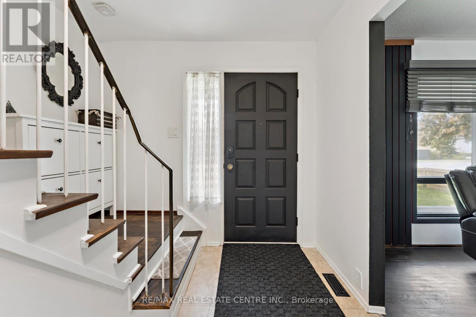 102 Rutherford Road N, Brampton, Ontario  L6V 2J2 - Photo 3 - W12426307