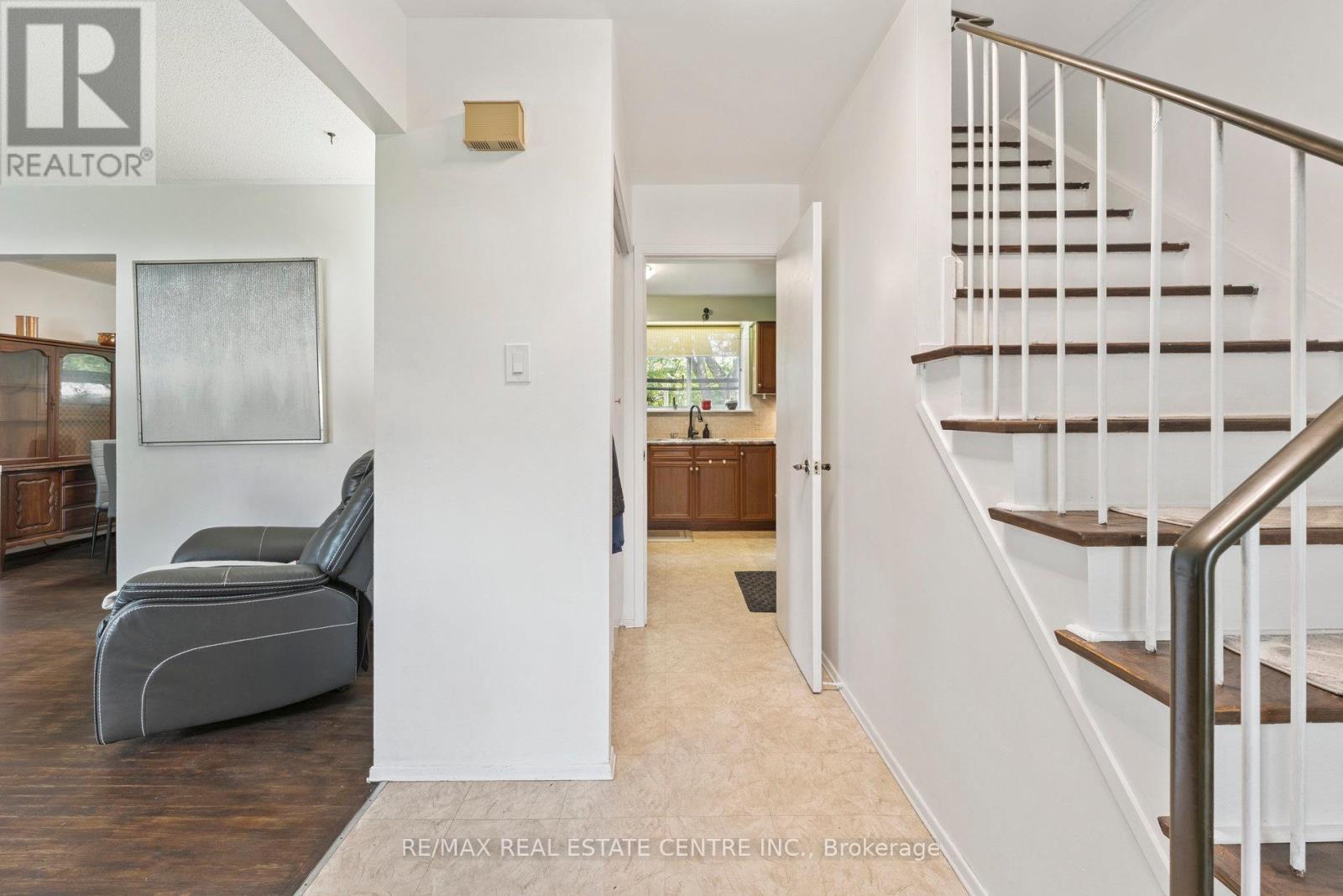 102 Rutherford Road N, Brampton, Ontario  L6V 2J2 - Photo 4 - W12426307