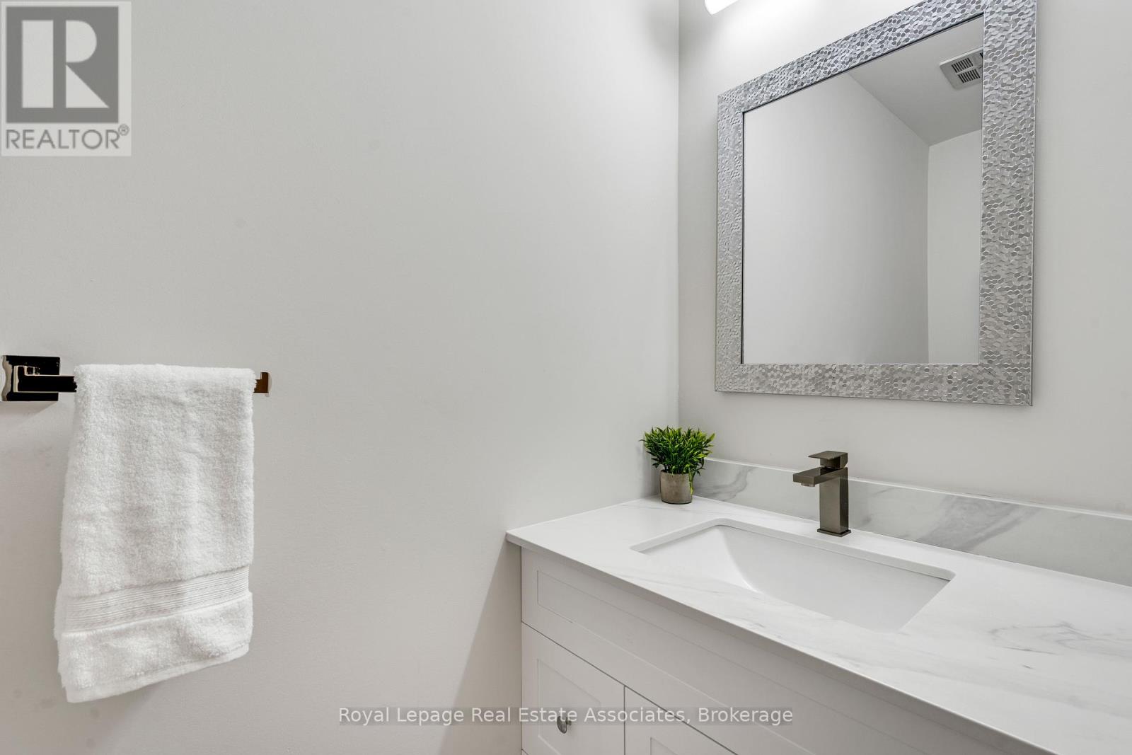 57 - 2605 Woodchester Drive, Mississauga, Ontario  L5K 2E3 - Photo 11 - W12426395