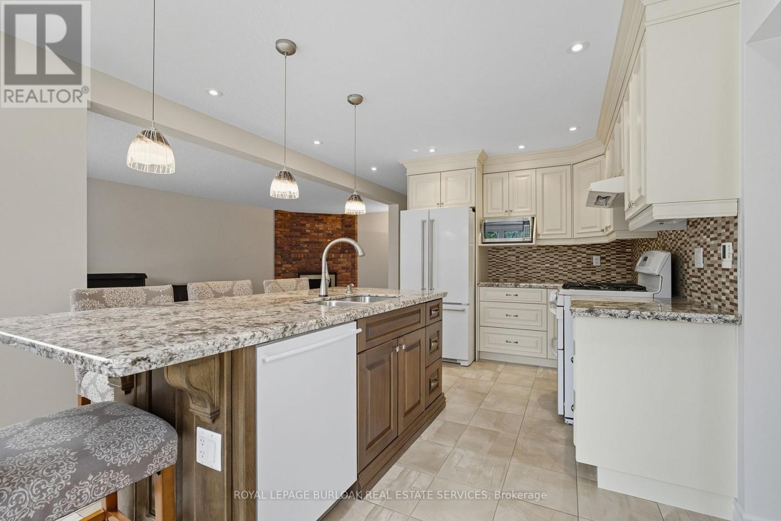 106 Maple Drive, Hamilton, Ontario  L8G 4S4 - Photo 8 - X12426340