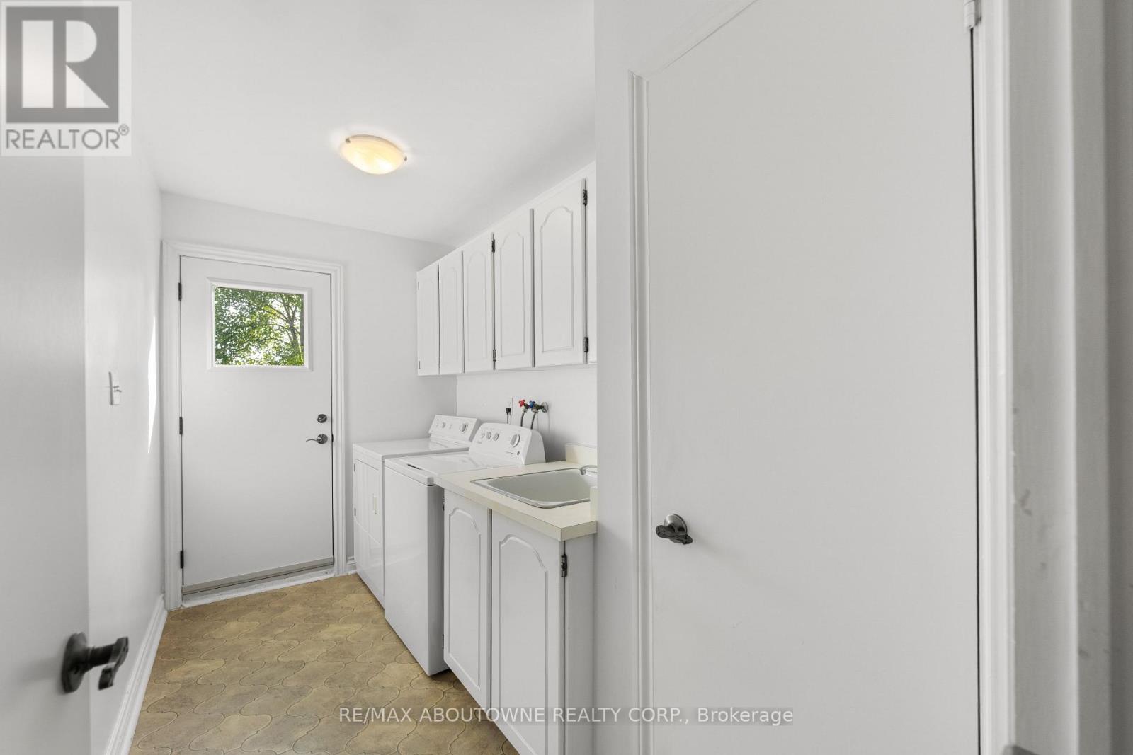 20 Arkendo Drive, Oakville, Ontario  L6J 5T9 - Photo 18 - W12416294