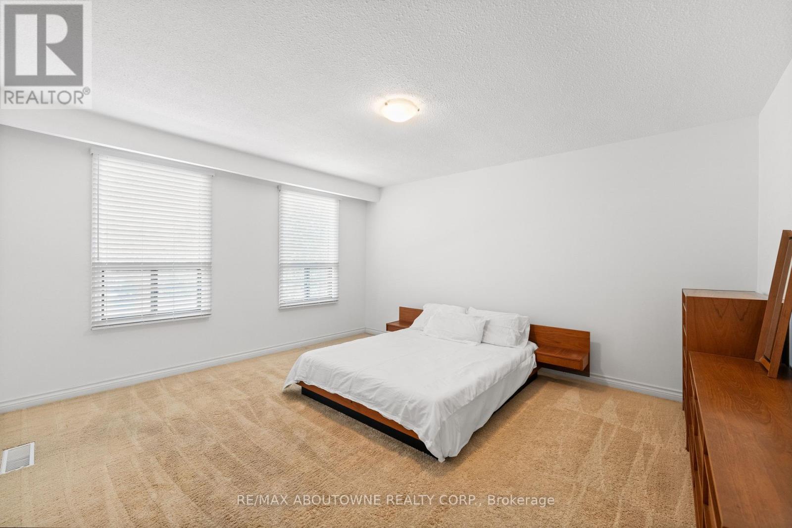 20 Arkendo Drive, Oakville, Ontario  L6J 5T9 - Photo 23 - W12416294