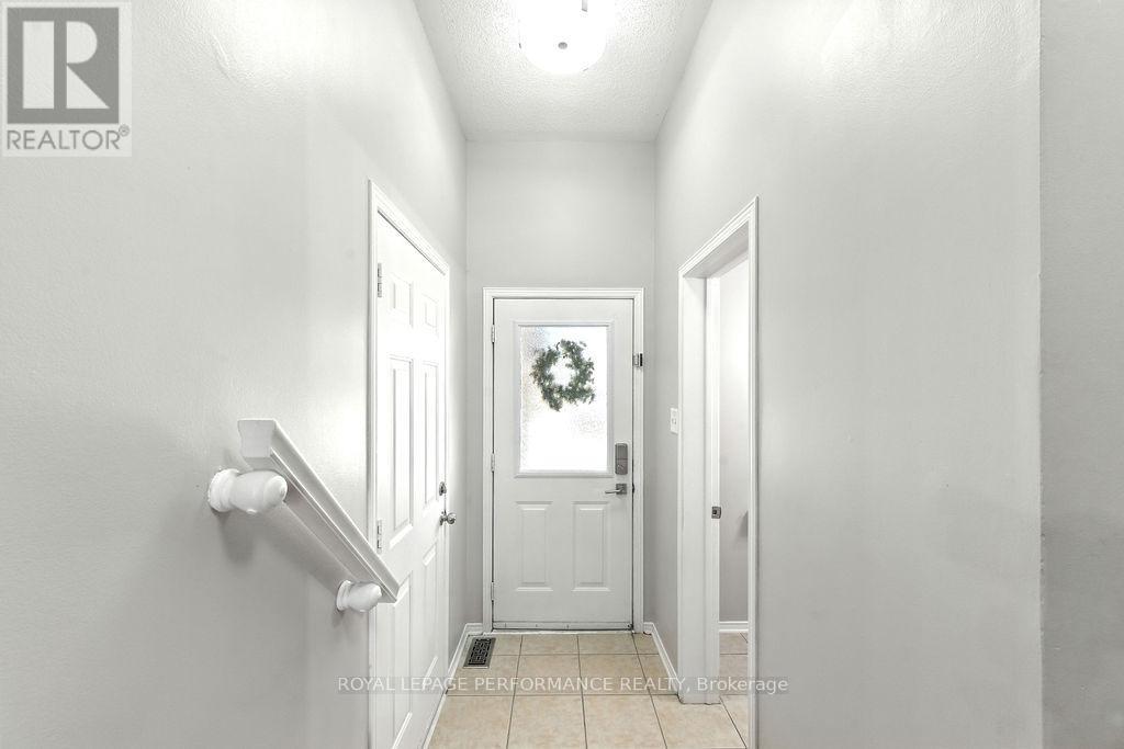 1649 Greywood Drive, Ottawa, Ontario  K1C 7L9 - Photo 4 - X12426542