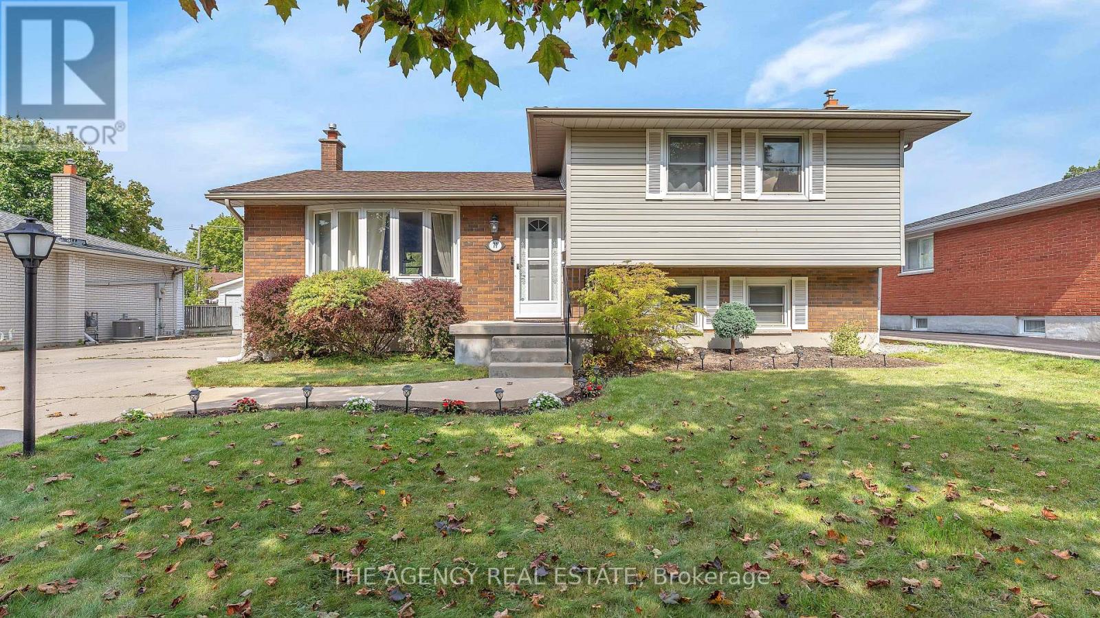 77 Southview Crescent, London South, Ontario  N6J 3L6 - Photo 1 - X12426468