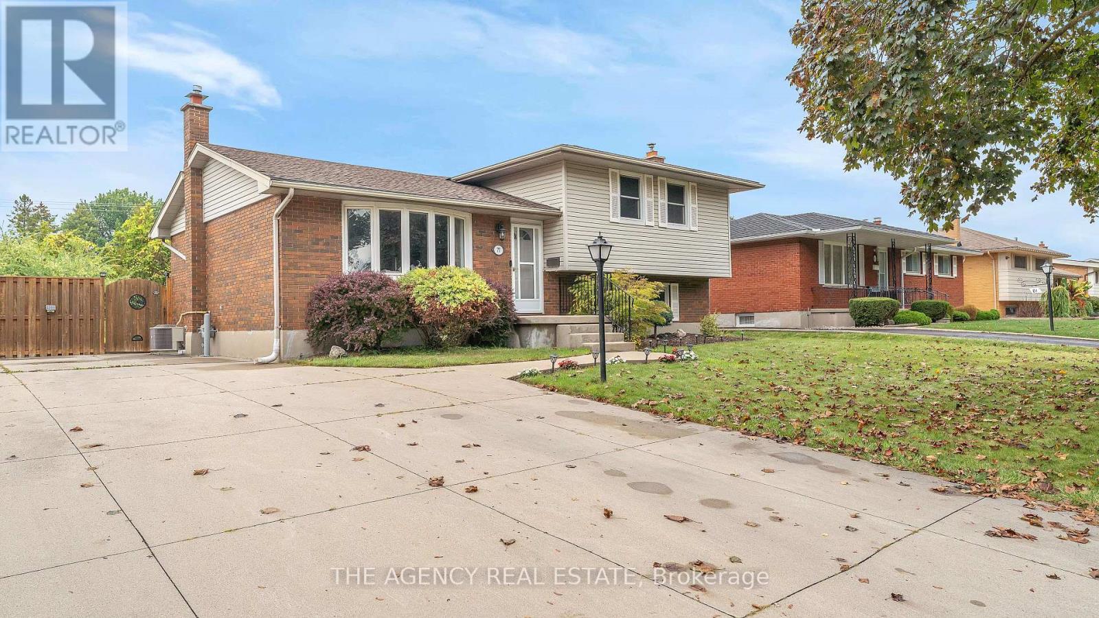 77 Southview Crescent, London South, Ontario  N6J 3L6 - Photo 2 - X12426468