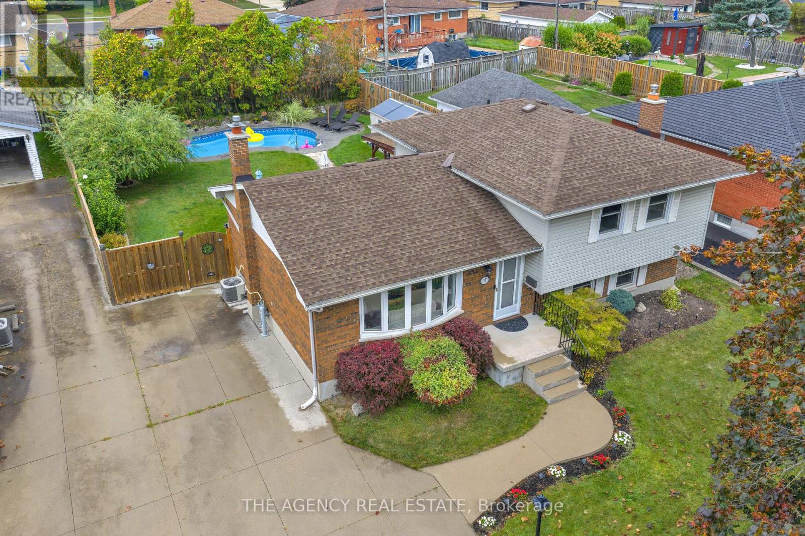 77 Southview Crescent, London South, Ontario  N6J 3L6 - Photo 3 - X12426468