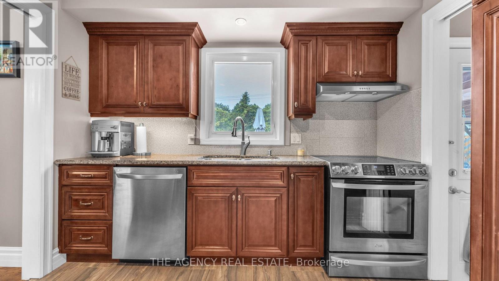 77 Southview Crescent, London South, Ontario  N6J 3L6 - Photo 4 - X12426468