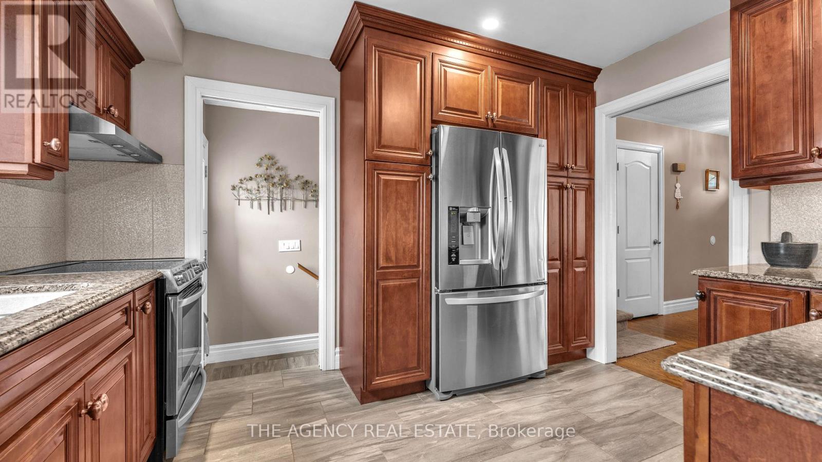 77 Southview Crescent, London South, Ontario  N6J 3L6 - Photo 5 - X12426468