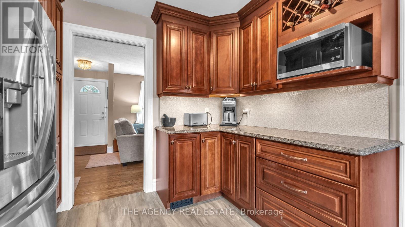 77 Southview Crescent, London South, Ontario  N6J 3L6 - Photo 6 - X12426468