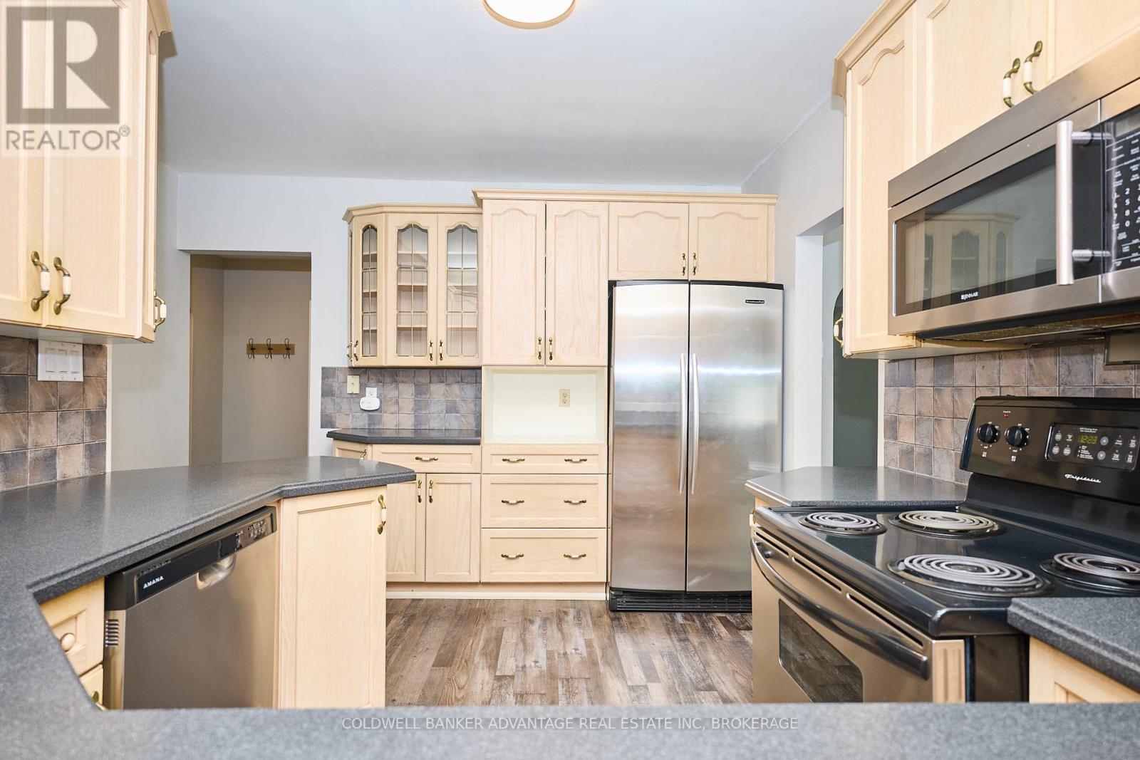 49 Carlton Avenue, Welland, Ontario  L3C 1P8 - Photo 10 - X12426536