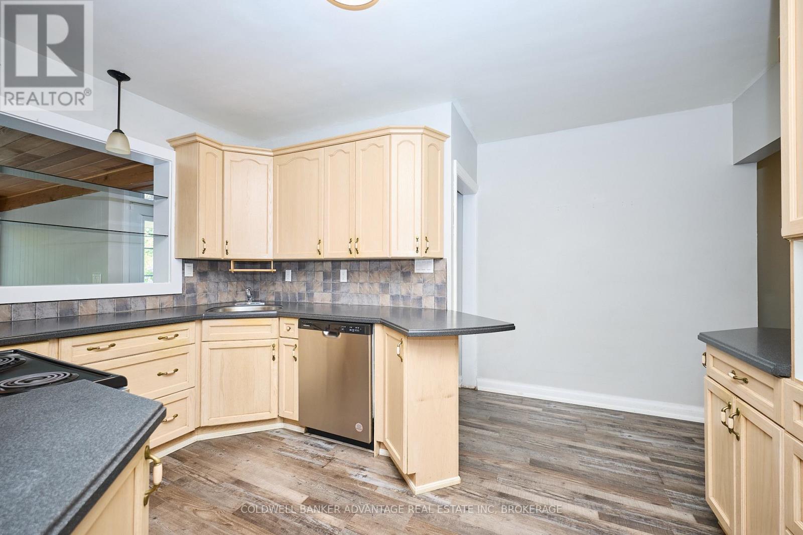 49 Carlton Avenue, Welland, Ontario  L3C 1P8 - Photo 12 - X12426536
